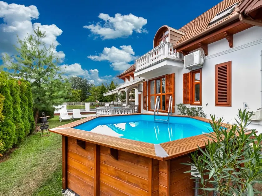 Lovely holiday home with BBQ, private pool & terrace | Pet-friendly - Image 1