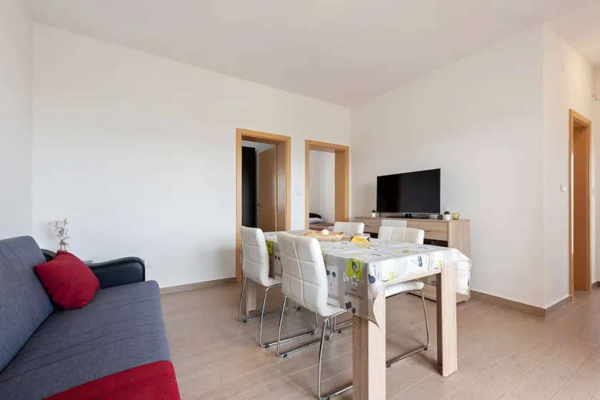 Flat with pool - Image 1