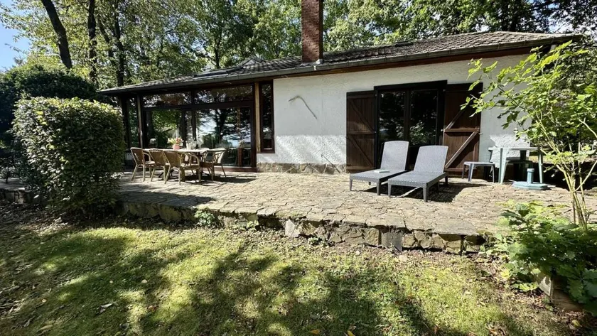 Holiday home with BBQ, terrace & garden - Image 1