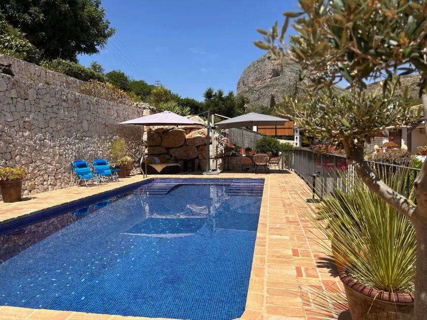 Maison de vacances avec terrasse, piscine privée et jardin - Image 1