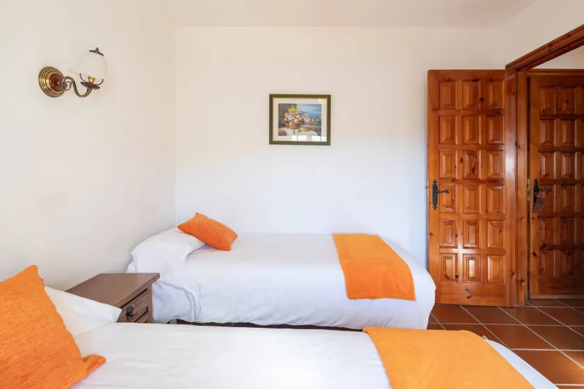 Familienorientiertes charmantes B&B mit schnellem Internet, Pool und Garten | Stadtblick | Haustiere sind willkommen - Image 1