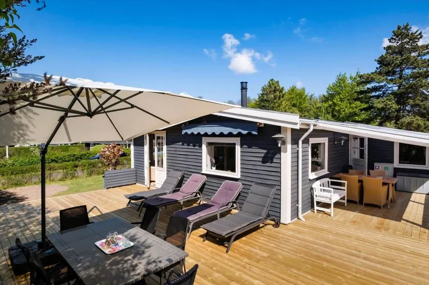 Family-oriented holiday home with terrace, garden & barbeque - Image 1