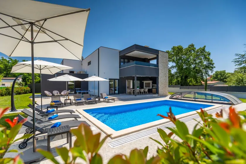 Villa with heated pool, terrace & barbeque - Image 1