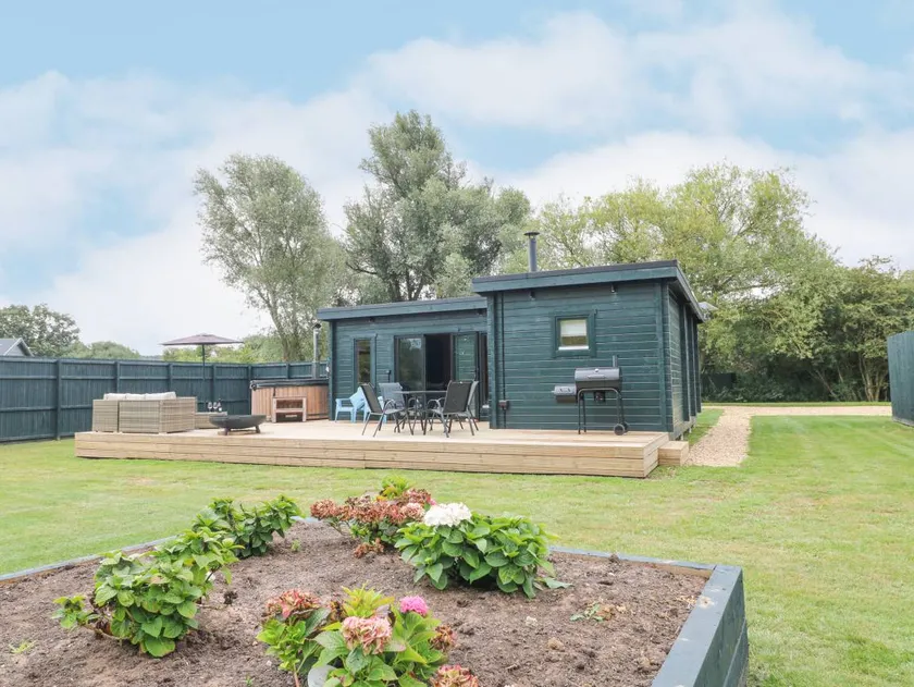Family-oriented beautiful cottage with jacuzzi & garden | Pets are welcome - Image 1
