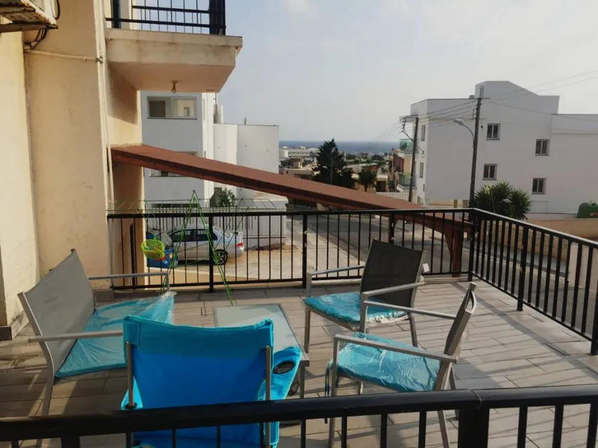 Flat with terrace - Image 1