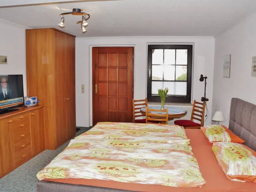 Child-friendly pleasant flat with BBQ, garden & terrace - Image 1