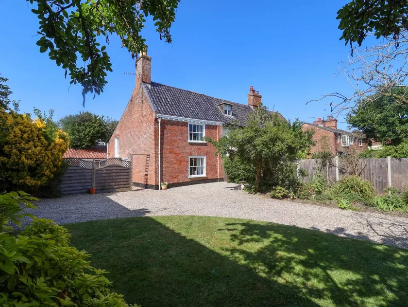 Family-friendly cottage with barbecue & garden | Dogs allowed - Image 1