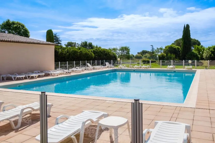 Appartement avec jardin, terrasse et piscine | Vue mer - Image 1