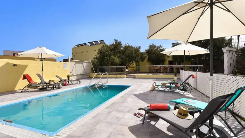 Flat with garden, terrace & pool - Image 1