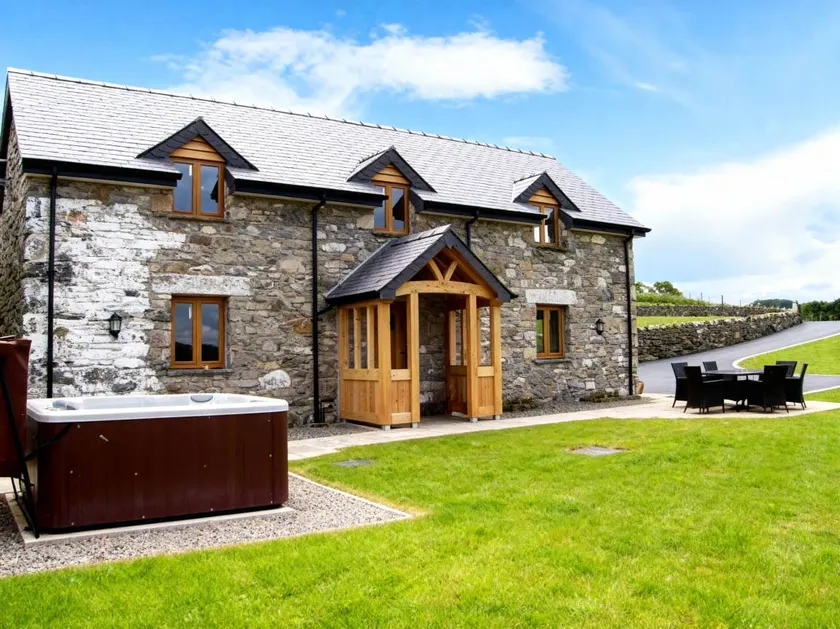 Cottage with garden, jacuzzi & barbecue - Image 1