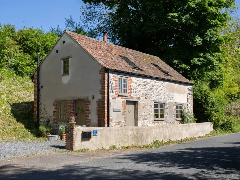 Cottage with garden - Image 1