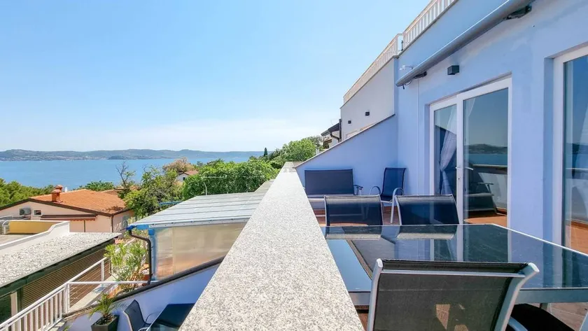 Stunning flat just 50 metres from the beach with sea views, barbecue, washing machine - Image 1