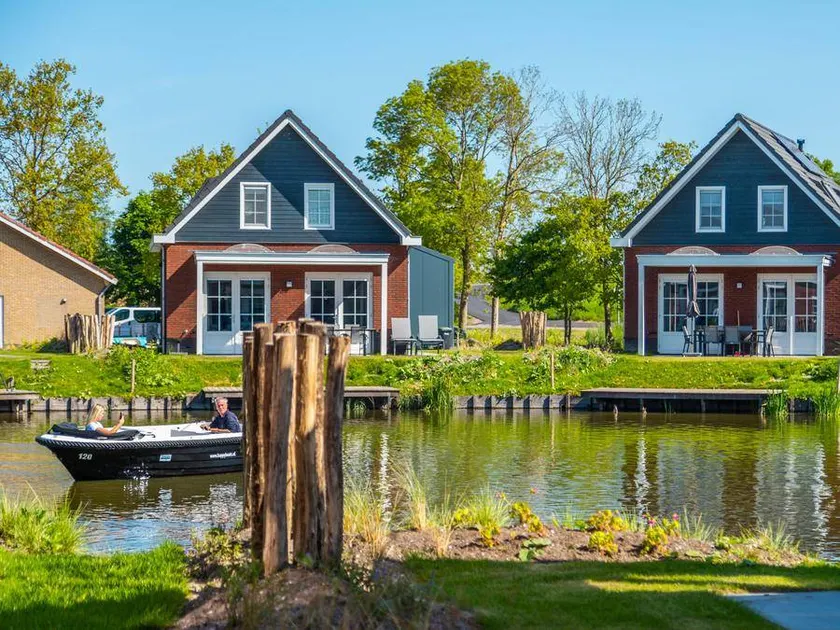 Sustainable water villa with sauna - Image 1