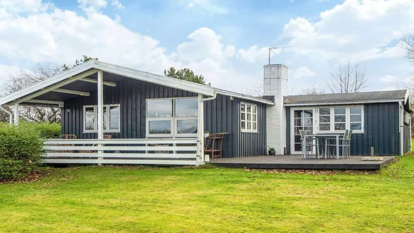 Pleasant house with terrace - Image 1