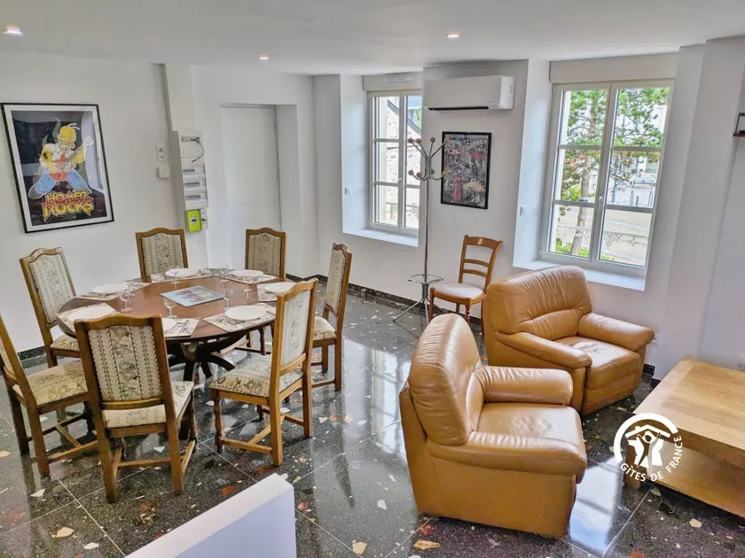 Modern cottage in Louverné, sleeps 6-8, pets allowed, parking - Image 1