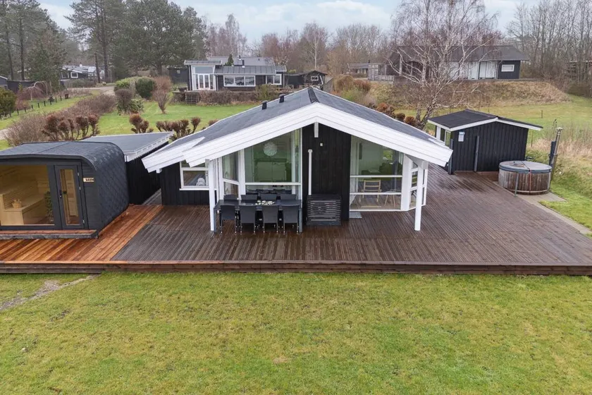 Child-friendly pleasant holiday home with barbeque, jacuzzi & sauna | Lake view - Image 1