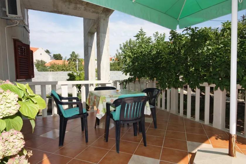 Apartment with terrace - Image 1