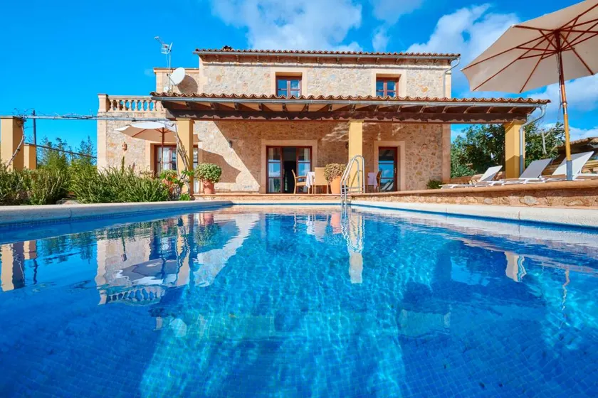 Maison de campagne adaptée aux familles avec internet haut débit, piscine et terrasse | Vue jardin | Parfaite pour le travail à distance | Avec animaux autorisés - Image 1