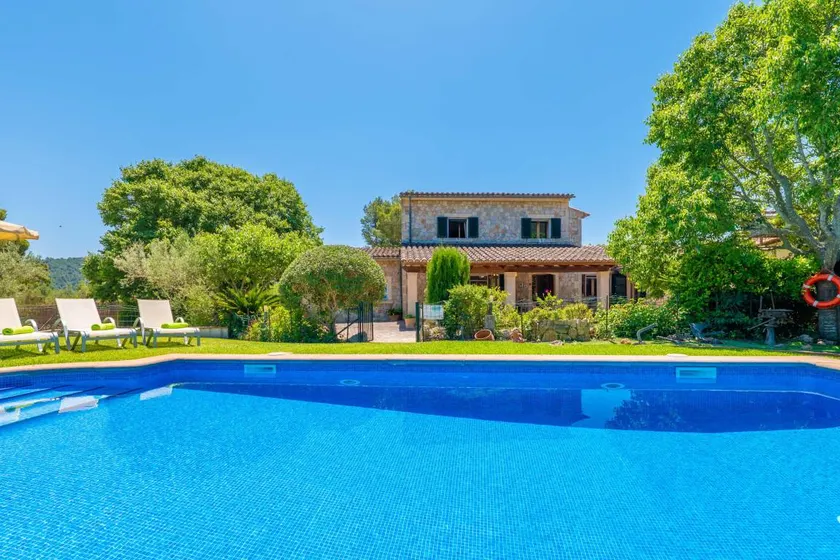 Child-friendly villa with BBQ, garden & private pool - Image 1