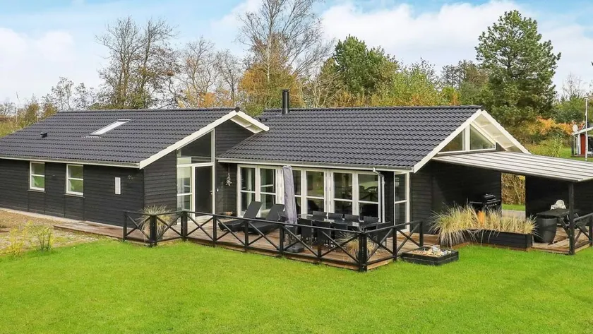 Holiday home with terrace, barbecue & jacuzzi | Next to the beach | Pets allowed - Image 1
