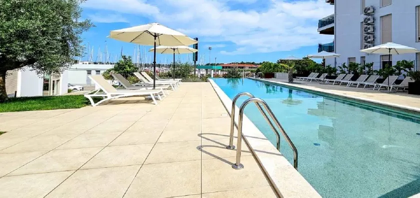 Luxus Apartment nur 300 Meter zum Strand mit Pool, Liegen, Grill, Privatparkplatz - Image 1