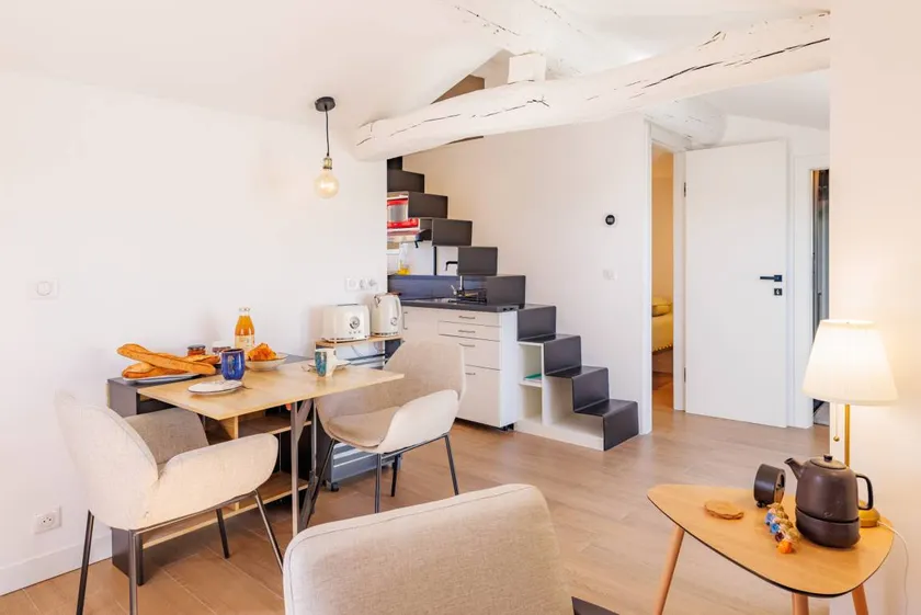Apartment with terrace - Image 1