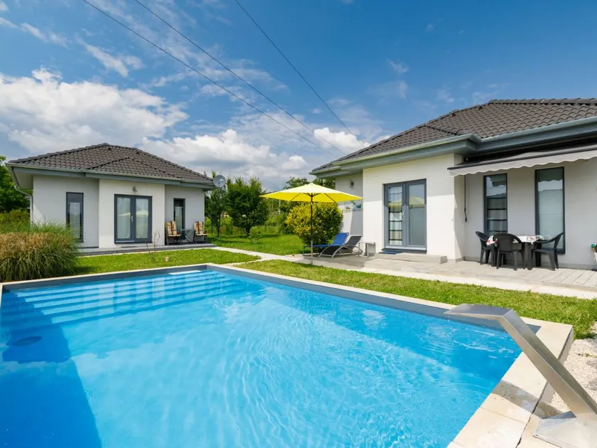 Ferienhaus mit Garten, privatem Pool und Terrasse - Image 1