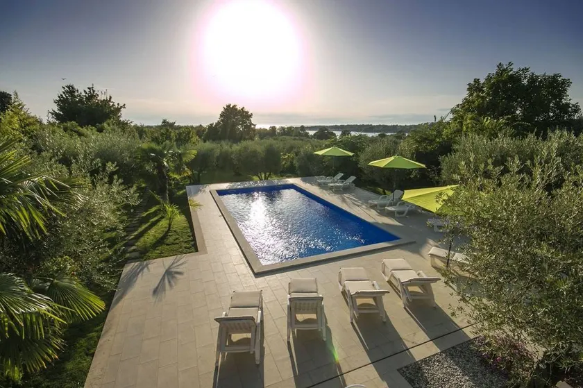 Charmantes Apartment nur 400 Meter zum Strand mit grossem Pool, privater Terrasse, Grill, Liegen - Image 1