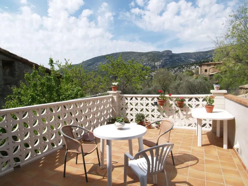 House with terrace - Image 1