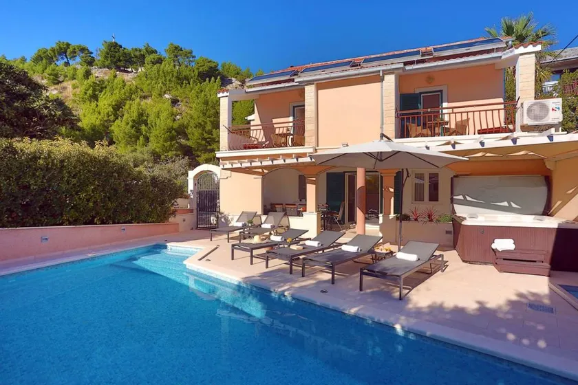 Child-friendly villa with BBQ, terrace & heated pool | Close to the beach - Image 1