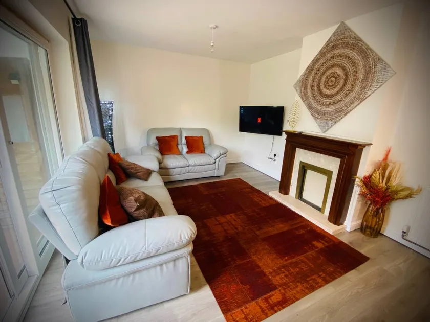 Modern-PetFriendly-privateGarden-Family-20MinToLDN - Image 1