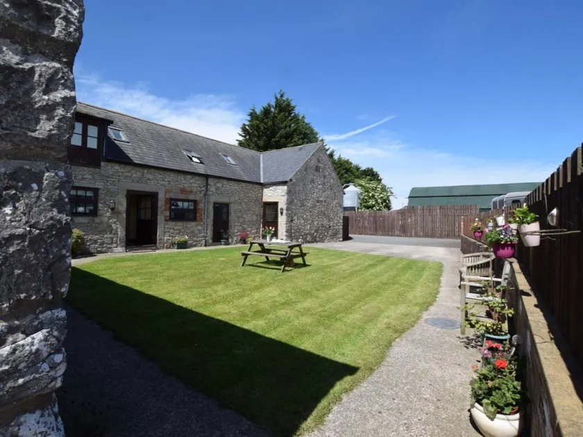 Cottage with garden - Image 1