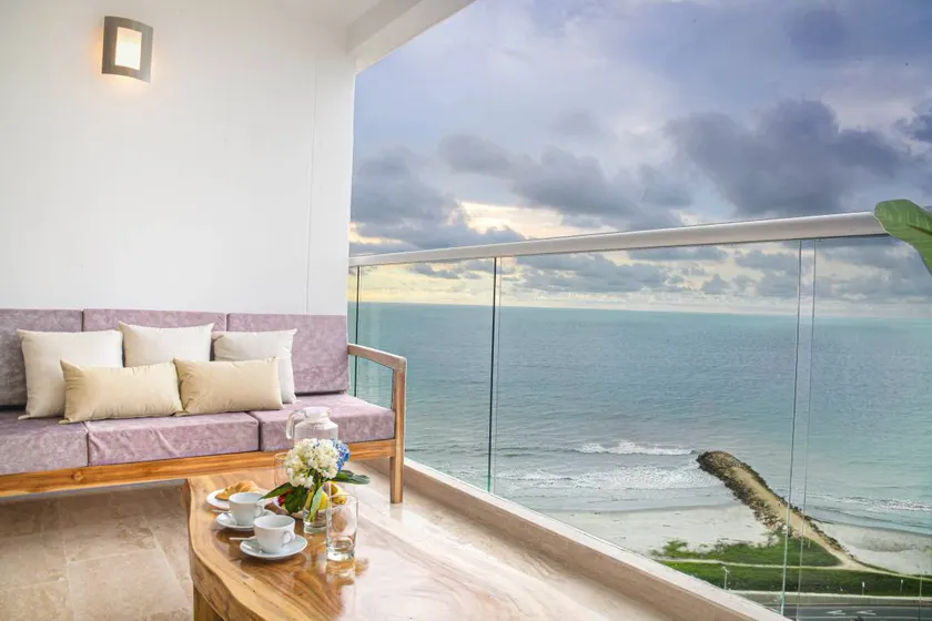 Apartamento vacacional apta para familias con terraza y piscina | Vistas al agua | En la playa - Image 1