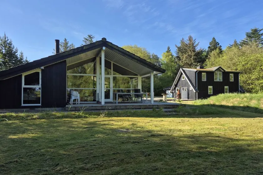 Holiday home with BBQ & terrace | Water view - Image 1