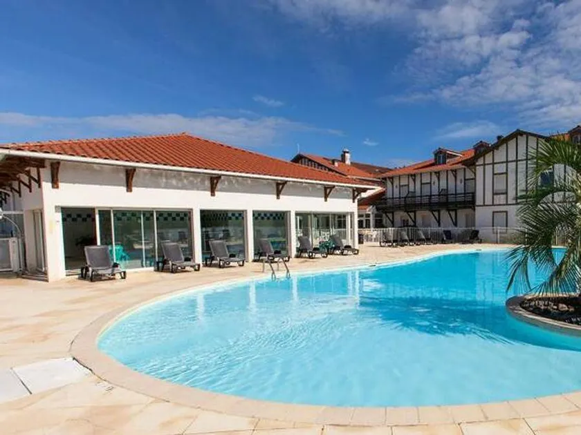Apartment with heated pool - Image 1