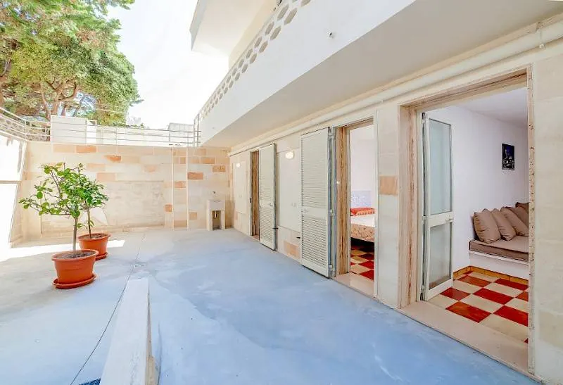Villa with garden & terrace - Image 1