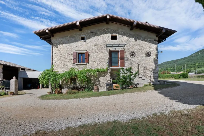 Casa Loppia Apartment with Mountain View, Wi-Fi and Air Conditioning - Image 1