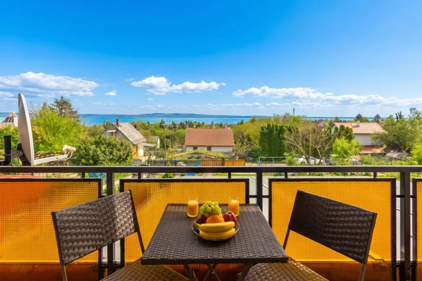 Holiday home with garden & terrace | Water view - Image 1