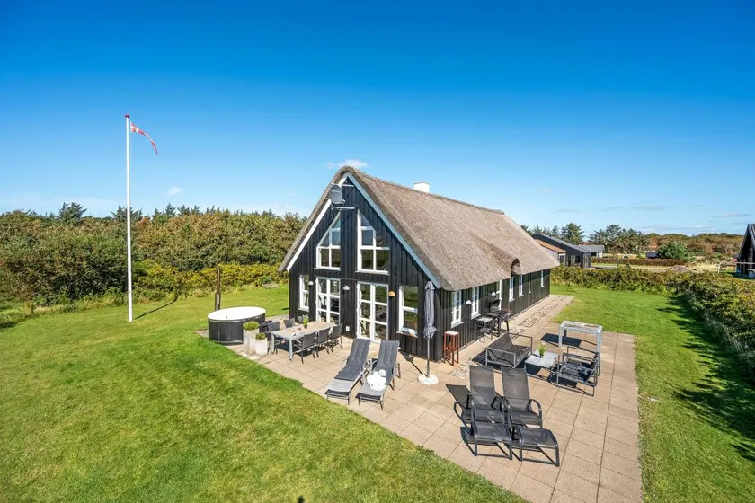 House with hot tub & sauna - Image 1