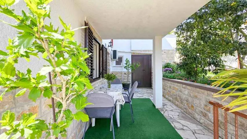 Studio with terrace, 350 m from the sea - Image 1