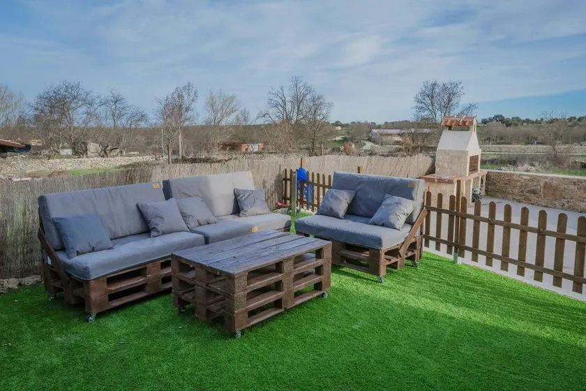 Holiday home with garden & barbeque | Garden view - Image 1