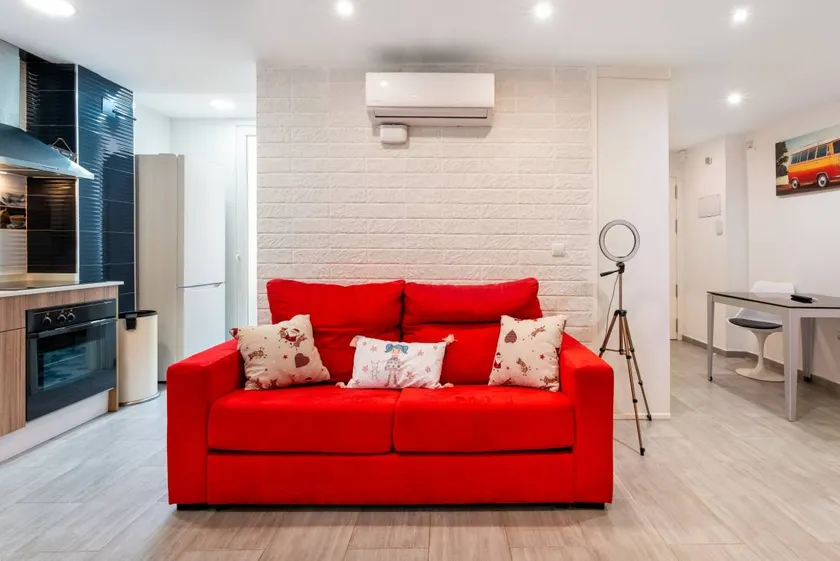 Appartement de vacances avec internet haut débit et terrasse | Vue ville | Parfait pour le travail à distance - Image 1