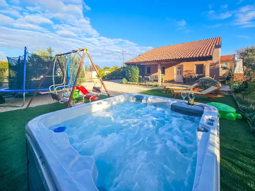 Fully equipped wonderful house with barbecue, terrace & jacuzzi - Image 1