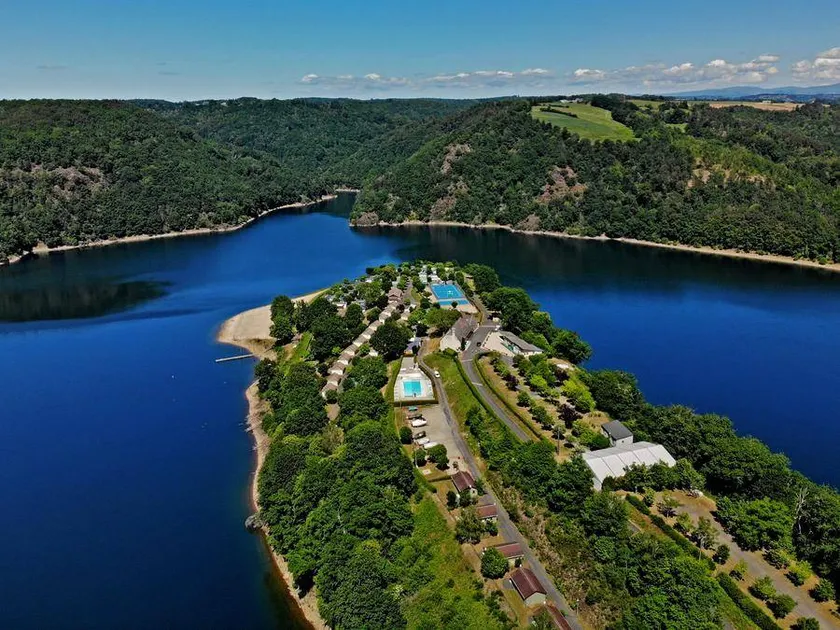 Chalet with heated pool, terrace & barbecue | Lake view - Image 1