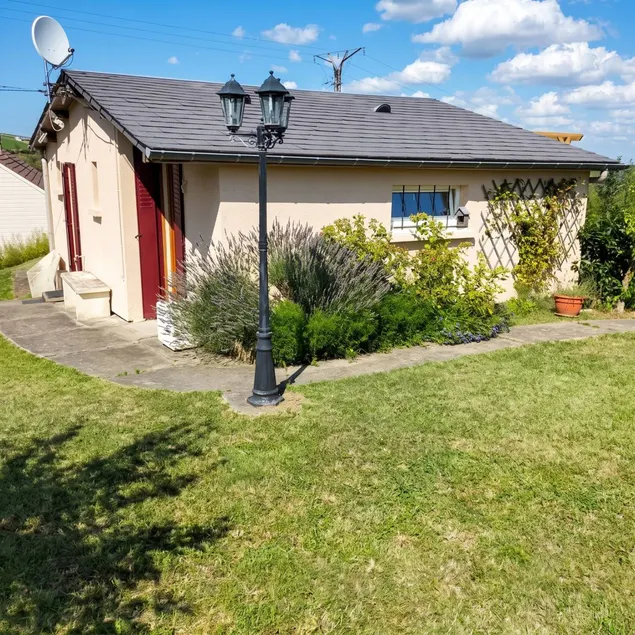 Holiday home with garden, barbecue & terrace - Image 1