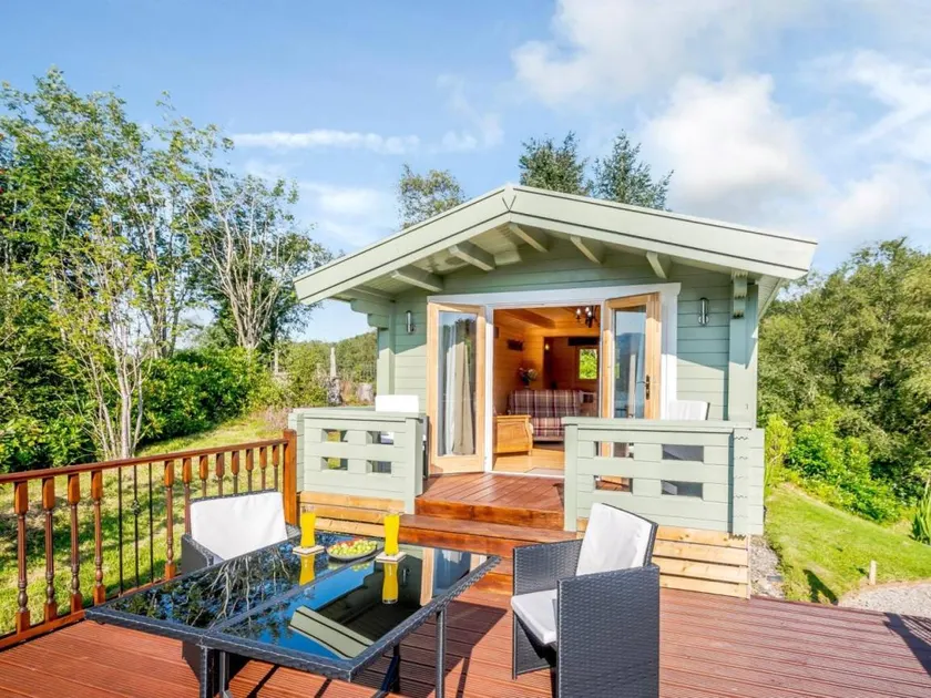 Lodge with garden & BBQ | Water view | Dogs allowed - Image 1