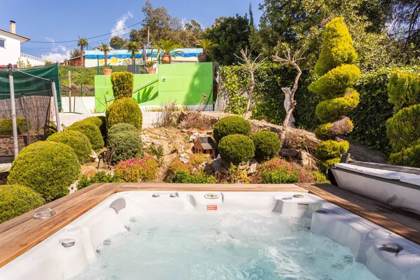 Holiday home with jacuzzi, terrace & BBQ | Mountain view - Image 1