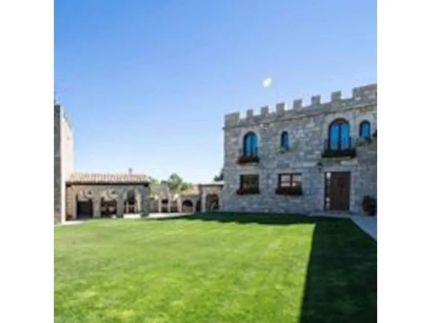 Castillo Goyito: Rural House in Burgos with Mountain Views and Wi-Fi - Image 1