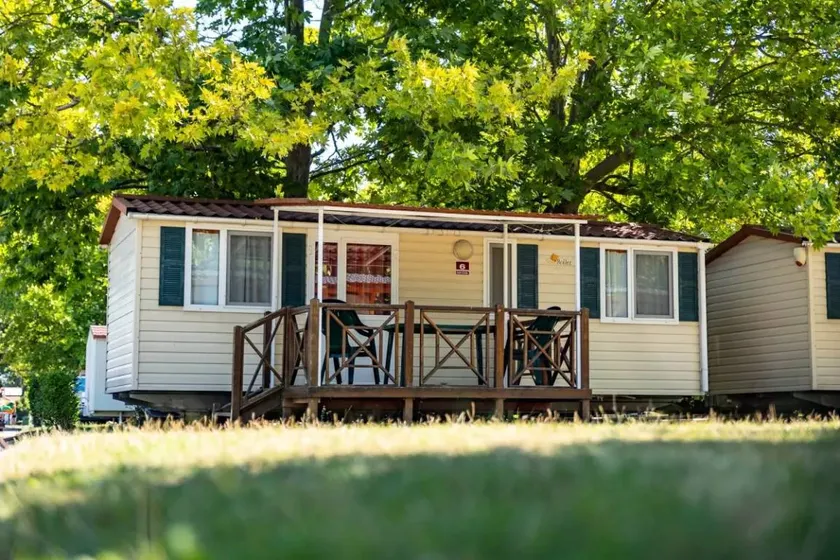 Mobile home with terrace, pool & garden - Image 1