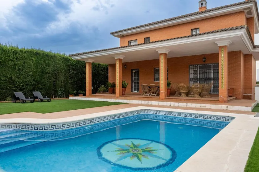 Villa avec piscine privée, jardin et terrasse | Vue jardin - Image 1